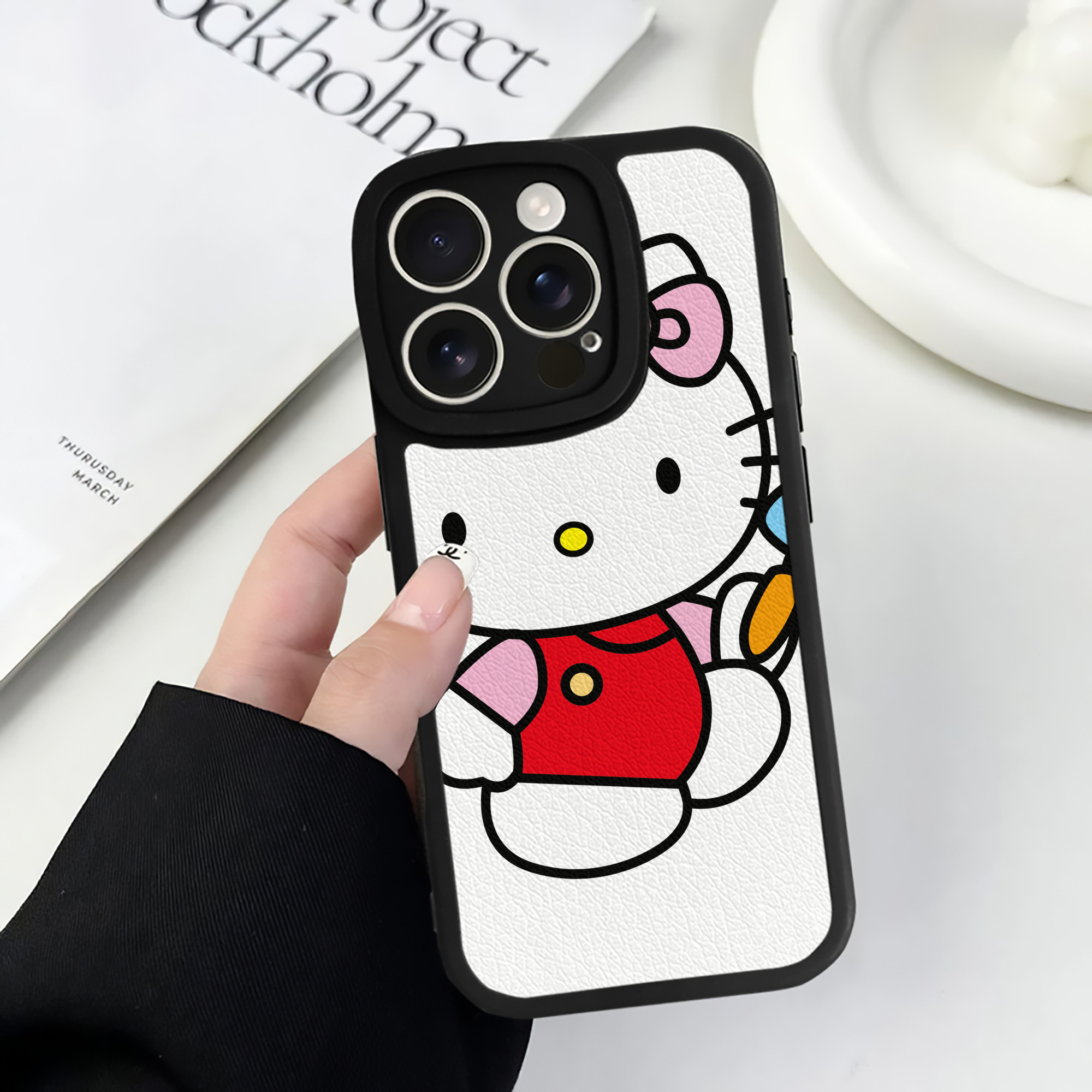 （画像用） Hello Kitty ハローキティ 【iPhone 16シリーズ対応】シリコンスマホケース（レザー調） 材質：シリコン
